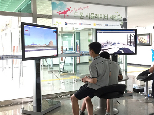 전남정보문화산업진흥원(원장 오창렬)이 전남지역 학생과 일반인의 창의력 향상을 위한 '무한상상클럽' 회원을 모집한다. 모집분야는 ▲드론 레이싱 ▲사물인터넷(IoT) ▲3D프린팅으로 각 분야 당 12명 내외다. 무한상상클럽에서 학생들이 드론 시뮬레이터를 체험하고 있다. 전남정보문화산업진흥원 제공